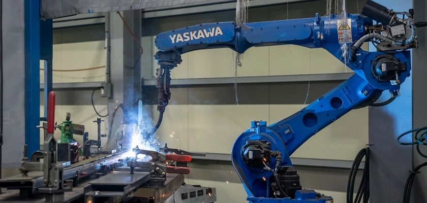 หุ่นยนต์เชื่อม YASKAWA ในสายการผลิต Ohkuma