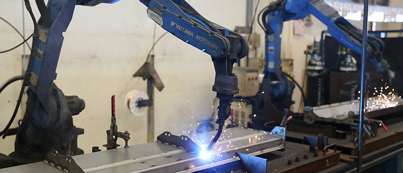 หุ่นยนต์เชื่อม YASKAWA MOTOMAN ในสายการผลิตของ Ohkuma